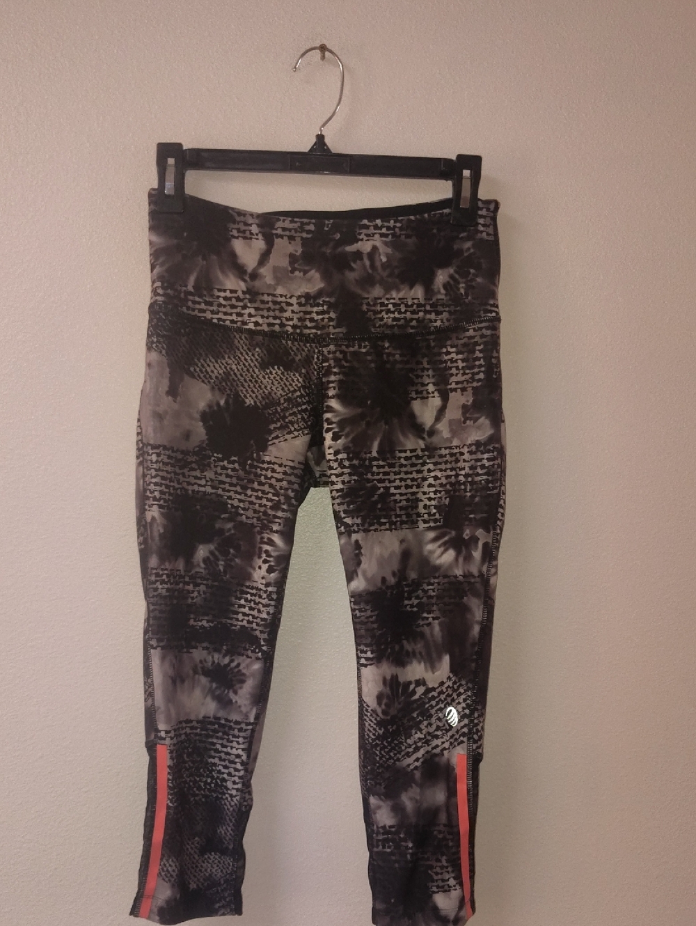MPG‎ Black & Gray Patterned Capri Leggings with Coral Stripe 6